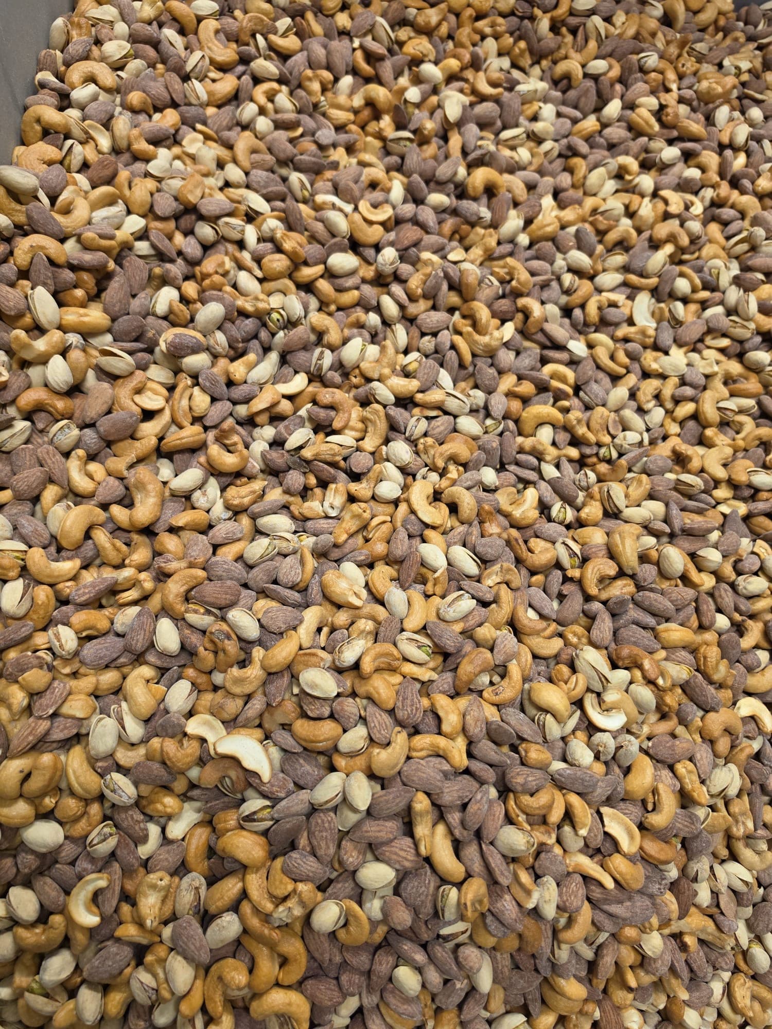 Eine Mischung aus gerösteten Cashewkernen, Mandeln und Pistazien