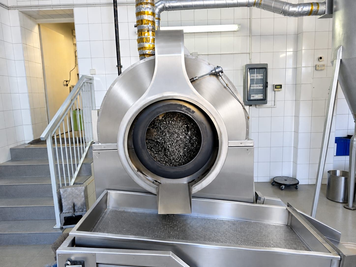 Röstmaschine aus Edelstahl in der Al-Hanaa Rösterei, in der Trommel drehen sich Sonnenblumenkerne in der Schale